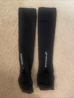 Brooks Black Arm Sleeves with Pocket